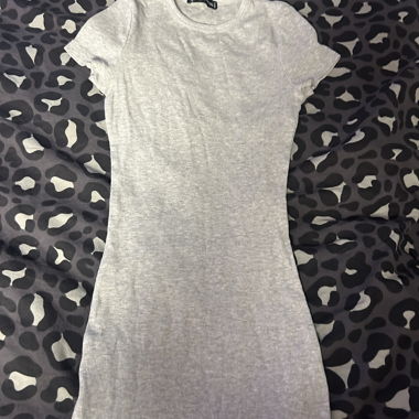 Grey ribbed dress with short sleeves