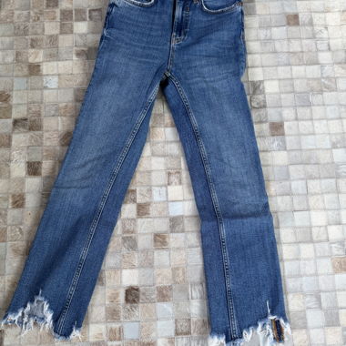 Zara Jeans mit Fransen