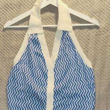 Top smanicato a zigzag con collo
