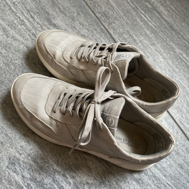 Sneakers beige con lacci lucidi