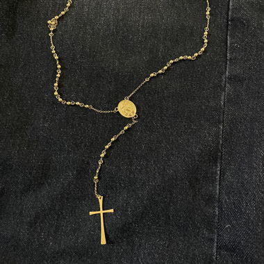 Collana dorata con rosario