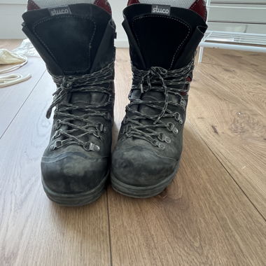 Stuco steel-toe shoes