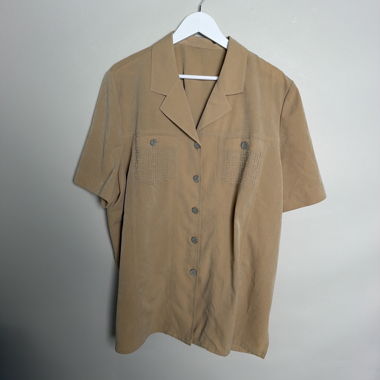 Chemisier beige à manches courtes