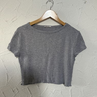 Top corto a costine grigio