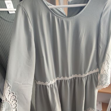 Kleid mit Stickereien