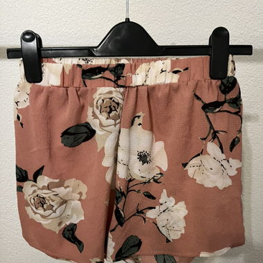 Short fleuri corail, taille S, parfait pour l'été!