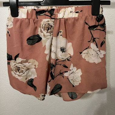 Short fleuri corail, taille S, parfait pour l'été!
