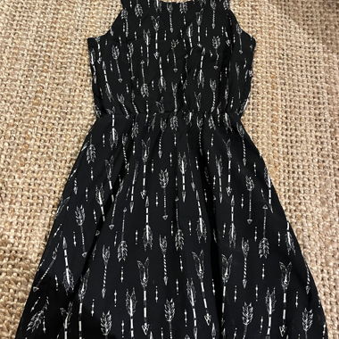 Schwarzes Kleid mit Pfeilmustern (H&M)