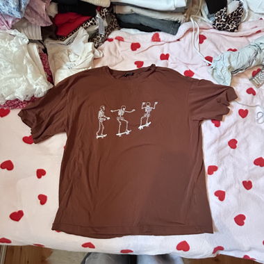Braunes T-Shirt mit Skelett-Skateboard-Aufdruck