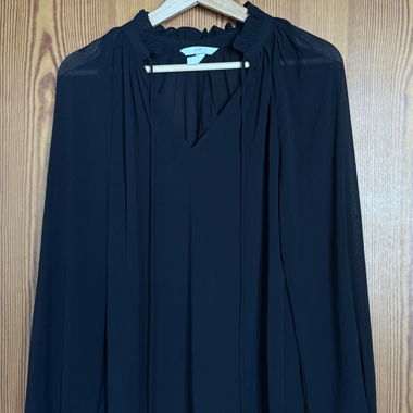 Schwarze Chiffon-Bluse mit V-Ausschnitt