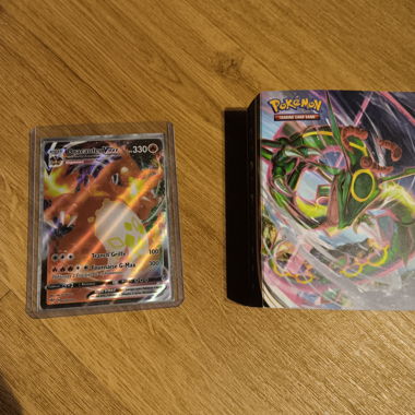 Carta Pokémon Charizard VMAX
