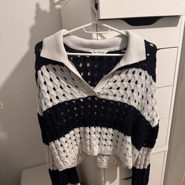 Gelöcherter Pullover weiß-blau