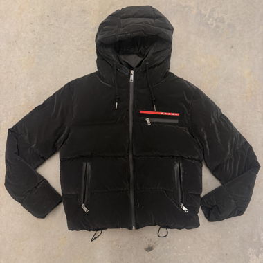 Prada schwarze gesteppte Kapuzenjacke M
