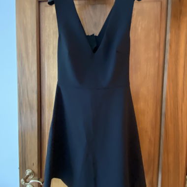 Vestito nero senza maniche svasato