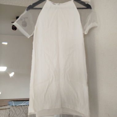 Robe blanche transparente à manches courtes