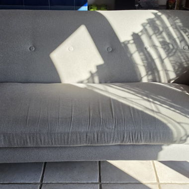 Graues 2er-Sofa