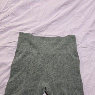 Graue Shorts