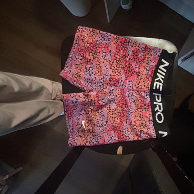 Nike pro mit blümchen