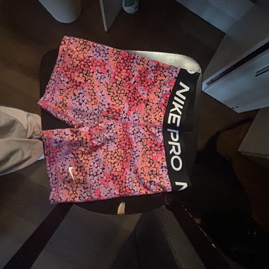 Nike pro mit blümchen