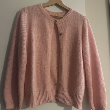 Cardigan lavorato a maglia rosa con bottoni