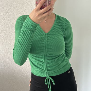 Grünes Oberteil mit langen Ärmeln