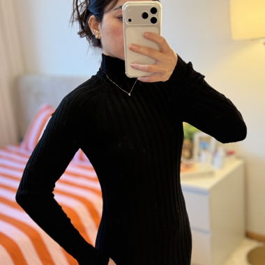 Schwarzes Plissee-Kleid