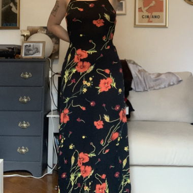 Schwarzes langes Kleid mit Blumenmuster