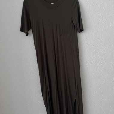 Dunkles T-Shirt-Kleid