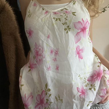 Weisses Mesh-Top mit Blumen
