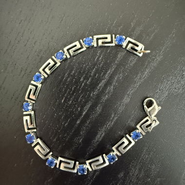 Bracciale color argento con pietre blu
