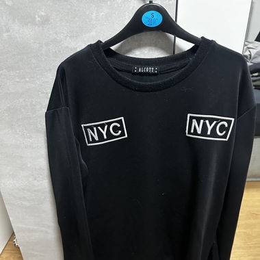 schwarzes Sweatshirt