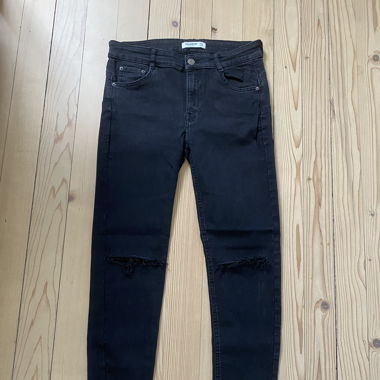 Jeans mit Knieschlitz