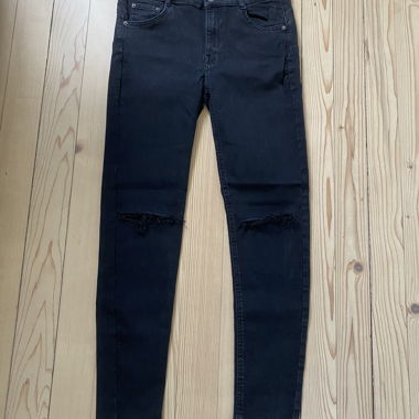 Jeans mit Knieschlitz