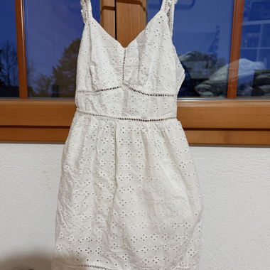 Weisses Kleid mit offenem Rücken