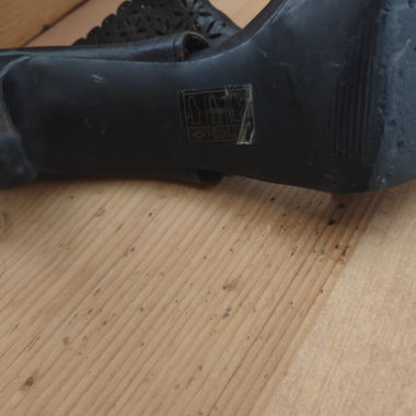 Schwarze High Heels mit Lochmuster