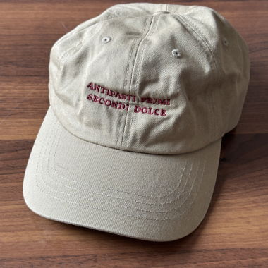 Casquette beige brodée