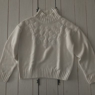 White knitted sweater 