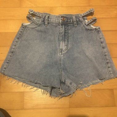 Short in denim con cuori di strass