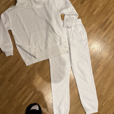 Completo felpa con cappuccio e pantaloni sportivi bianco