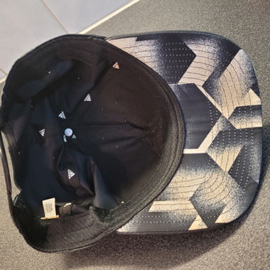 adidas schwarzes Cap mit bedruckter Schirmkante