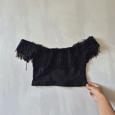 Top nero con frange