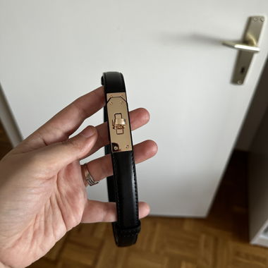 Ceinture noire avec boucle dorée