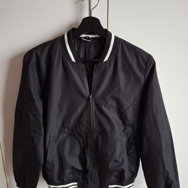 Schwarze Bomberjacke