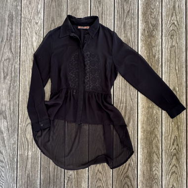 Blouse noire asymétrique avec détail dos ouvert