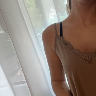 braunes Spitzentop