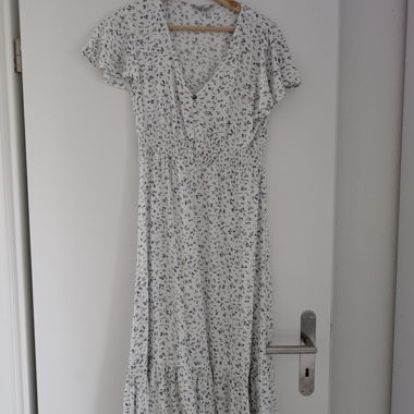 Weisses Sommerkleid mit kleinen Blumen