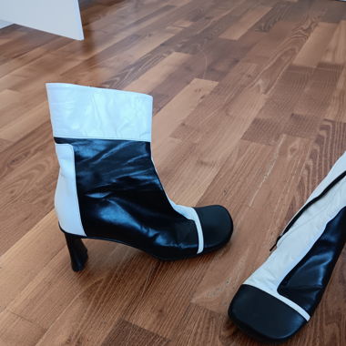 Weiss-Schwarze Stiefelletten