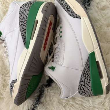 Baskets de basket-ball blanches et vertes