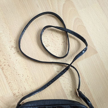 Blaue, schwarze Tasche