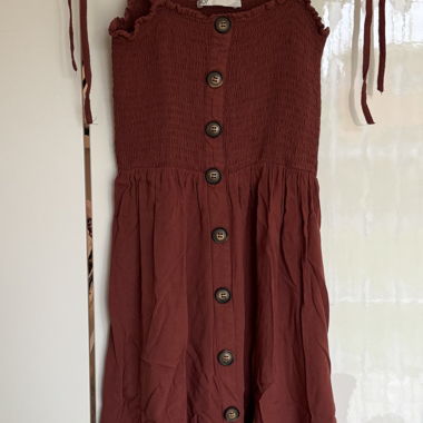 rostrotes Trägerkleid